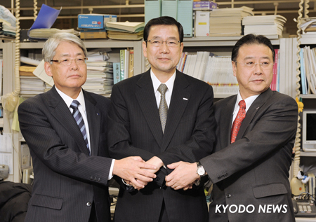◎桜田氏の社長就任を発表　握手する佐藤社長ら