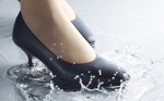 水の侵入を防ぐ雨対応パンプス発売　ワコール