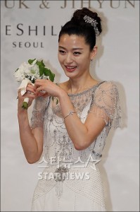 チョン・ジヒョン結婚！「日本でプロポーズを受けました」