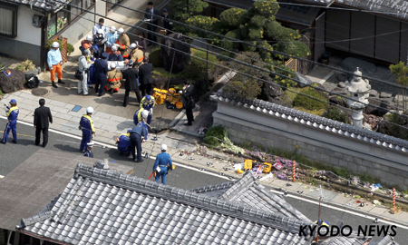 ◎集団登校児童に車突っ込む 車が突っ込んだ現場