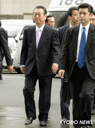◎小沢元代表に判決 地裁に入る小沢元代表