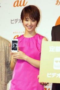 剛力彩芽、おうちデートは「いいですねえ～」　ａｕ発表会に、伊勢谷友介と共に登場