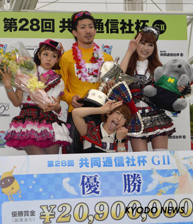 ◎競輪の共同通信社杯最終日 祝福される渡辺一成