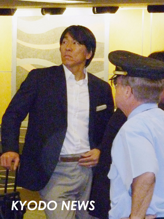 ◎松井獲得を発表 空港到着の松井