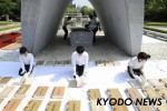 ◎原爆死没者名簿を風通し 名簿を風通しする職員 ¼ëðʵ·éEõ