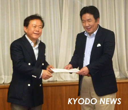 ◎「新電力」シェア３割に　要望書を手渡す猪瀬副知事　
