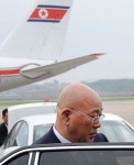 ◎極秘シナリオ崩れる？　車に乗り込む飯島氏