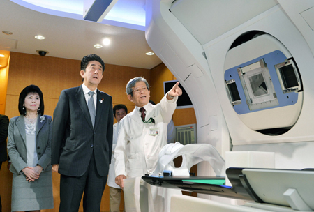 ◎先端医療推進へ規制緩和　見学する安倍首相