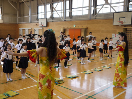 画像：全国学校キャラバン「フラガールきづなスクール」5月17日、広島県福山市立南小学校で開催